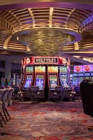 Panel fitur bonus Phoenix Rises menampilkan putaran gratis, pengganda, dan cascading reels