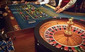 Tampilan permainan slot hoki777 di layar mobile dengan gulungan berputar dan simbol pembayaran